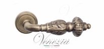 Ручка дверная на круглой розетке Venezia Lucrecia D1 Бронза матовая