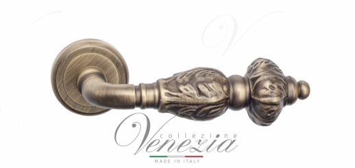 Ручка дверная на круглой розетке Venezia Lucrecia D1 Бронза матовая
