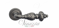 Ручка дверная на круглой розетке Venezia Lucrecia D3 Серебро античное