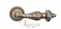 Ручка дверная на круглой розетке Venezia Lucrecia D3 Бронза матовая
