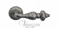 Ручка дверная на круглой розетке Venezia Lucrecia D4 Серебро античное