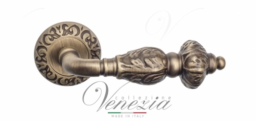 Ручка дверная на круглой розетке Venezia Lucrecia D4 Бронза матовая
