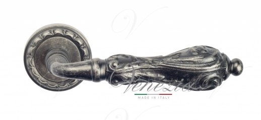 Ручка дверная на круглой розетке Venezia Monte Cristo D2 Серебро античное