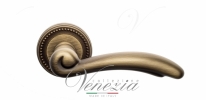 Ручка дверная на круглой розетке Venezia Versale D3 Бронза матовая