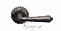 Ручка дверная на круглой розетке Venezia Vignole D4 Серебро античное