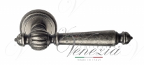 Ручка дверная на круглой розетке Venezia Pellestrina D1 Серебро античное