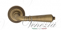 Ручка дверная на круглой розетке Venezia Vignole D1 Бронза матовая