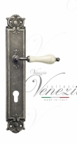 Ручка дверная на планке под цилиндр Venezia Colosseo белая керамика паутинка CYL PL97 античное серебро