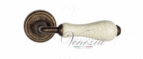 Ручка дверная на круглой розетке Venezia Colosseo белая керамика паутинка D1 Бронза античная