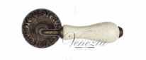 Ручка дверная на круглой розетке Venezia Colosseo белая керамика паутинка D4 Бронза античная