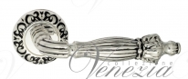 Ручка дверная на круглой розетке Venezia Olimpo D4 натуральное серебро + черный