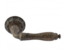 Ручка дверная на круглой розетке Нора-М Грасиоза (Застаренная бронза)