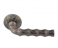 Ручка дверная на круглой розетке Нора-М Пальма (Застаренное серебро)