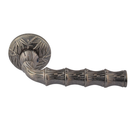 Ручка дверная на круглой розетке Нора-М Пальма (Застаренное серебро)