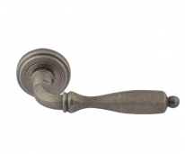 Ручка дверная на круглой розетке Нора-М Сегура (Застаренное серебро)