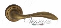 Ручка дверная на круглой розетке Venezia Alessandra D1 Бронза матовая