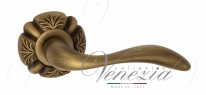 Ручка дверная на круглой розетке Venezia Alessandra D5 Бронза матовая