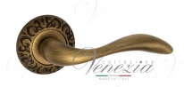 Ручка дверная на круглой розетке Venezia Alessandra D4 Бронза матовая