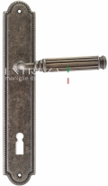 Ручка дверная на планке под ключ буратино Extreza BENITO (Бенито) 307 PL03 KEY серебро античная F45