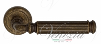 Ручка дверная на круглой розетке Venezia Mosca D1 Бронза античная
