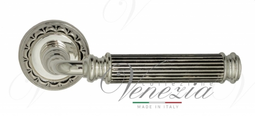 Ручка дверная на круглой розетке Venezia Mosca D2 натуральное серебро + черный