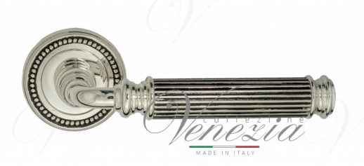 Ручка дверная на круглой розетке Venezia Mosca D3 натуральное серебро + черный