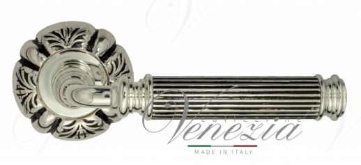 Ручка дверная на круглой розетке Venezia Mosca D5 натуральное серебро + черный