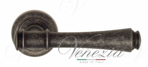 Ручка дверная на круглой розетке Venezia Callisto D1 Серебро античное