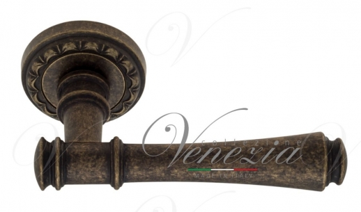Ручка дверная на круглой розетке Venezia Callisto D2 Бронза античная