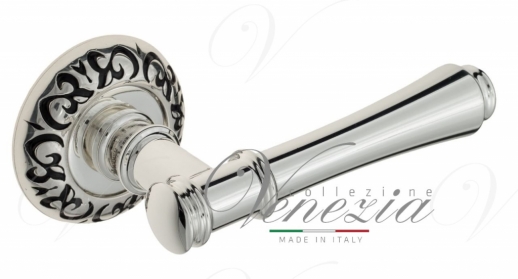 Ручка дверная на круглой розетке Venezia Callisto D4 натуральное серебро + черный