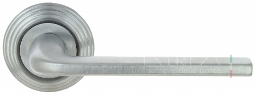 Ручка дверная на круглой розетке Extreza TERNI (Терни) 320 R05 Хром матовый  F05