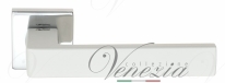 Ручка дверная на квадратной розетке Venezia Unique Biblo полированный хром / нежный белый
