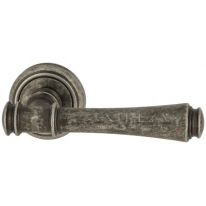 Ручка дверная на круглой розетке Extreza PIERO (Пиеро) 326 R01 Серебро античное F45