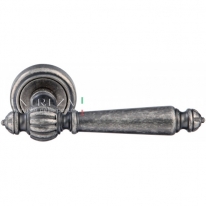 Ручка дверная на круглой розетке Extreza DANIEL (Даниел) 308 на розетке R01 античное серебро F45