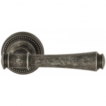 Ручка дверная на круглой розетке Extreza PIERO (Пьеро) 326 на розетке R03 античное серебро F45