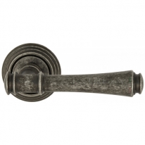 Ручка дверная на круглой розетке Extreza PIERO (Пиеро) 326 на розетке R05 античное серебро F45