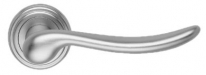 Дверная ручка LINEA CALI на круглой розетке "BETA" 488 RO 103 CS хром матовый