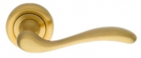Дверная ручка LINEA CALI на круглой розетке "ONDA" 530 RO 103 OS матовая латунь