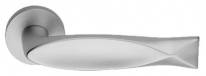 Дверная ручка LINEA CALI на круглой розетке "FISH" 692 RO 023 CS хром матовый