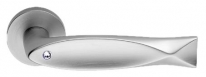 Дверная ручка LINEA CALI на круглой розетке "FISH CRYSTAL" 700 RO 023 CS хром матовый