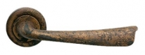 Дверная ручка LINEA CALI на круглой розетке "VOLA" 750 RO 103 AN латунь античная