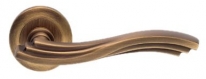 Дверная ручка LINEA CALI на круглой розетке "MARINA" 755 RO 102 PM платина матовая