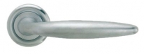 Дверная ручка LINEA CALI на круглой розетке "KUBA" 933 RO 103 CS хром матовый