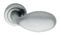 Дверная ручка LINEA CALI на круглой розетке "KUBA Pomolo" 936 RO 103 CS хром матовый