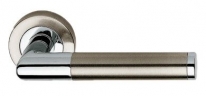 Дверная ручка LINEA CALI на круглой розетке "KARINA" 943 RO 102 CN хром полированный / никель матовый