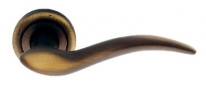 Дверная ручка LINEA CALI "LIBERA" 981 RO 103 на круглой розетке BM матовая бронза