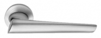 Дверная ручка LINEA CALI на круглой розетке "KENDO" 1516 RO 023 CS хром матовый